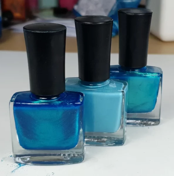 The perfect mica and metallic nail polish? We show you how! mica nail polish blue 593x600 - The perfect mica and metallic nail polish? We show you how!