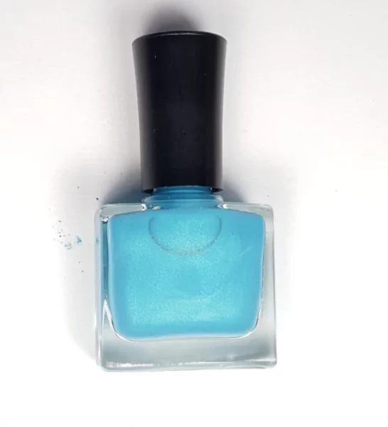The perfect mica and metallic nail polish? We show you how! mica nail polish blue white liquid pigment 546x600 - The perfect mica and metallic nail polish? We show you how!