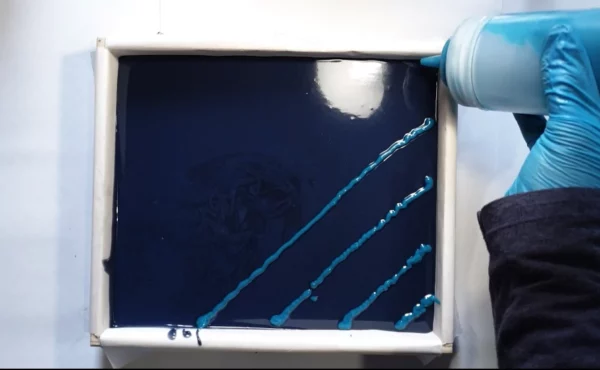 <strong>Diamond Peacock Soap Swirl - Tutorial</strong> peacock pour lines soap micamoma 600x370 - <strong>Diamond Peacock Soap Swirl - Tutorial</strong>