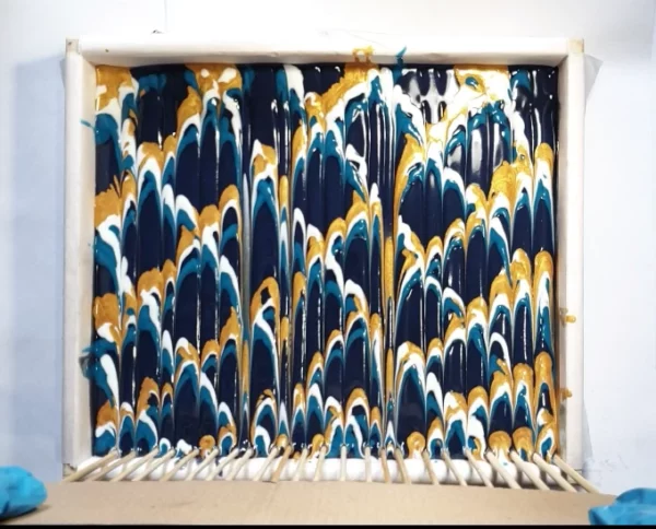 <strong>Diamond Peacock Soap Swirl - Tutorial</strong> peacock pour lines soap micamoma13 600x484 - <strong>Diamond Peacock Soap Swirl - Tutorial</strong>