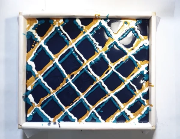<strong>Diamond Peacock Soap Swirl - Tutorial</strong> peacock pour lines soap micamoma7 600x464 - <strong>Diamond Peacock Soap Swirl - Tutorial</strong>
