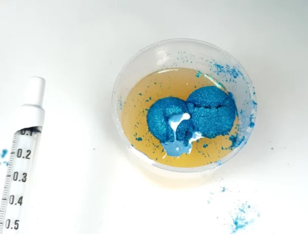 The perfect mica and metallic nail polish? We show you how! white base liquid pigment mica powder nail polish 600x455 - The perfect mica and metallic nail polish? We show you how!